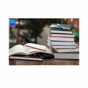 Pile di libri con quaderno aperto, calcolatrice e penne, ambientati all'aperto. In alto a sinistra, logo dell'istituto con globo