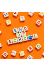 “Immagine decorativa con cubetti colorati che compongono la frase ‘End of School’, utilizzata per annunciare la fine dell’anno scolastico