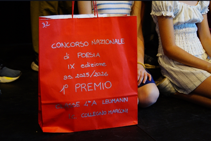 “L’immagine documenta il primo premio assegnato alla classe 4A dell’I.C. Collegno Marconi nell’ambito della IX edizione del Concorso Nazionale di Poesia, evidenziando il momento di riconoscimento e valorizzazione del lavoro degli alunni.
