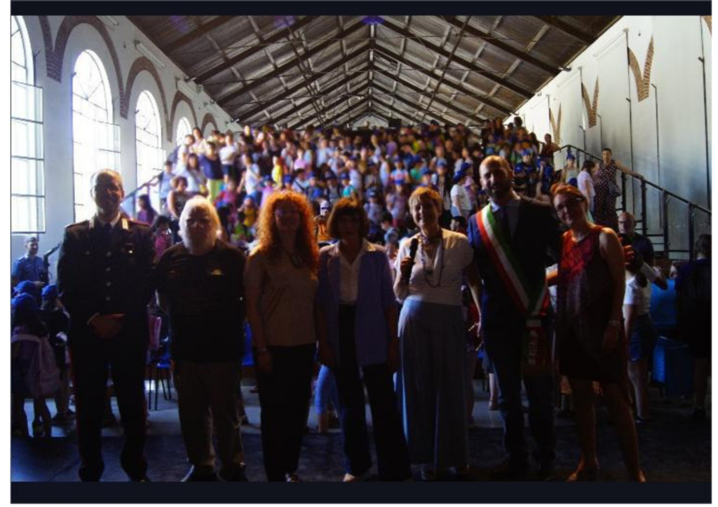 L’immagine documenta un momento ufficiale della cerimonia del Concorso Nazionale di Poesia, con le autorità, i docenti e la comunità scolastica riuniti nella sala per celebrare e valorizzare la partecipazione degli alunni.