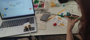 L’immagine documenta un’attività laboratoriale di robotica educativa, in cui gli alunni assemblano e programmano un modello LEGO utilizzando il computer. Lo scopo è mostrare un momento di apprendimento STEM pratico e collaborativo.