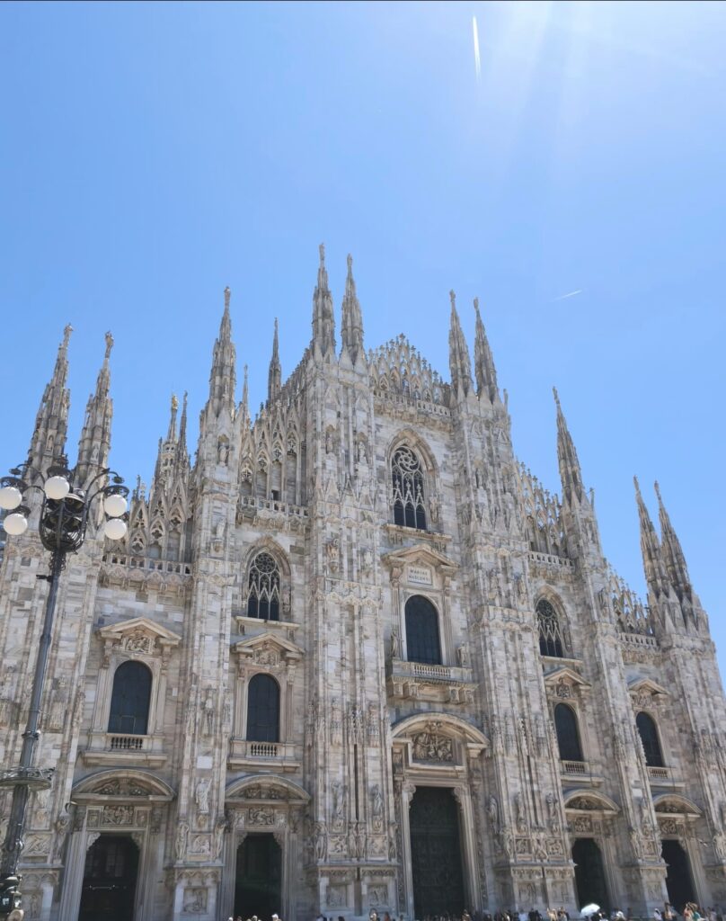 L’immagine raffigura la facciata del Duomo di Milano ed è utilizzata per contestualizzare l’esperienza culturale vissuta dagli alunni durante il progetto, richiamando uno dei luoghi simbolo della città che ha ospitato l’attività formativa