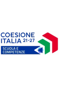 Logo del programma “Coesione Italia 21–27”. Tre frecce stilizzate rivolte verso destra nei colori della bandiera italiana (rosso, verde e bianco). Accanto, la scritta “Coesione Italia 21–27”. Nella parte inferiore, un riquadro blu con il testo “Scuola e Competenze”.
